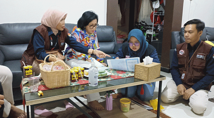Ketua DPRD Kotim Rinie Anderson baju berpola cerah saat dicoklit langsung dirumahnya oleh KPU Kotim beserta Pantarlih setempat Baamang Sampit Selasa 14 Februari 2023. 1