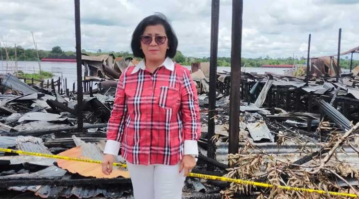 Ketua DPRD Kotim Rinie Anderson pada kunjungan pertamanya di lokasi kebakaran Jalan Baamang Hulu Sampit Minggu 26 Februari 2023