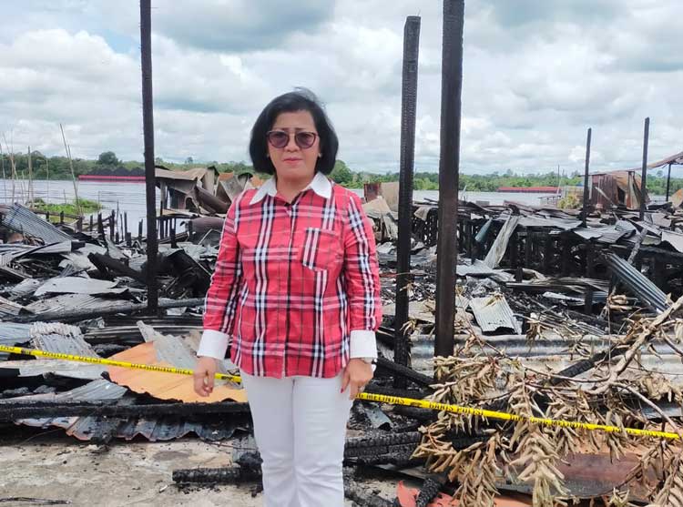 Rinie Ajak Seluruh Anggota DPRD Kotim Bantu Korban Kebakaran Baamang Hulu