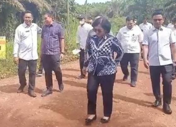 Ketua DPRD Rinie saat bersama Bupati Halikinnor dan Sekretaris Daerah Halikinnor memantau kondisi jalan di wilayah utara Rabu lalu 25 Desember 2023