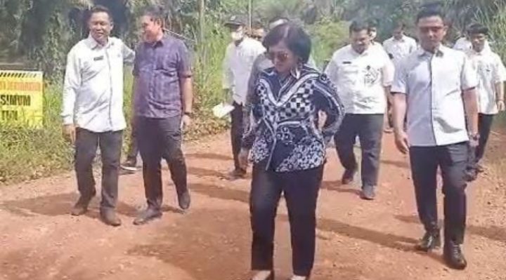 Ketua DPRD Rinie saat bersama Bupati Halikinnor dan Sekretaris Daerah Halikinnor memantau kondisi jalan di wilayah utara Rabu lalu 25 Desember 2023