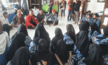 Ketua DPRD Seruyan Zuli Eko Prasetyo bersama anggota DPRD Seruyan lainnya mendengarkan langsung keluhan siswa terkait keaktifan tenaga pengajar di sekolah setempat.