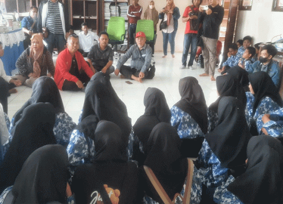Ketua DPRD Seruyan Zuli Eko Prasetyo bersama anggota DPRD Seruyan lainnya mendengarkan langsung keluhan siswa terkait keaktifan tenaga pengajar di sekolah setempat.