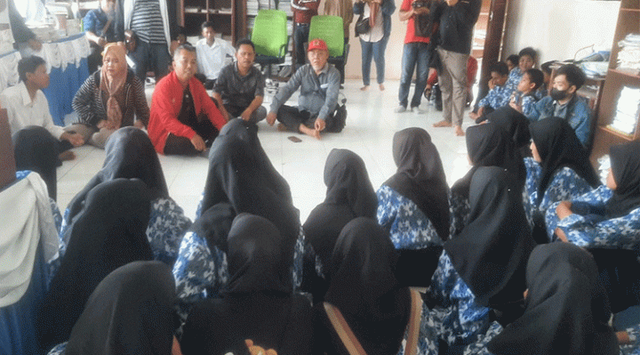 Ketua DPRD Seruyan Zuli Eko Prasetyo bersama anggota DPRD Seruyan lainnya mendengarkan langsung keluhan siswa terkait keaktifan tenaga pengajar di sekolah setempat.