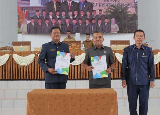 Ketua DPRD Seruyan Zuli Eko Prasetyo usai menandatangani berita acara persetujuan bersama DPRD dan Kepala Daerah terhadap beberapa buah Raperda Kabupaten Seruyan