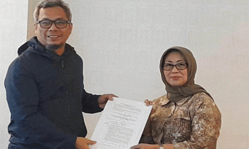 Ketua Dewan Pers Dr Ninik Rahayu menyerahkan naskah draf perpres media berkelanjutan diterima Dirjen Informasi dan Komunikasi Publik IKP Usman Kansong di Jakarta Jumat 17 Februari 2023.