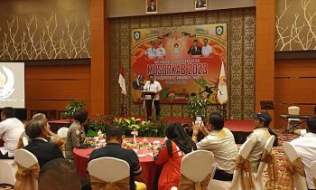 Ketua Harian KONI Kalteng Christian Sancho berdiri di mimbar memberikan sambutannya pada Musorkab KONI Kotim Sabtu 4 Februari 2023.