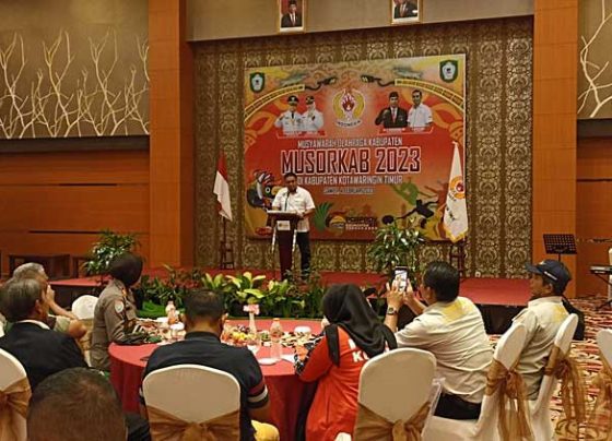 Ketua Harian KONI Kalteng Christian Sancho berdiri di mimbar memberikan sambutannya pada Musorkab KONI Kotim Sabtu 4 Februari 2023.