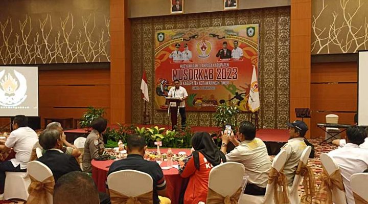 Ketua Harian KONI Kalteng Christian Sancho berdiri di mimbar memberikan sambutannya pada Musorkab KONI Kotim Sabtu 4 Februari 2023.