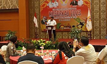 Ketua Harian KONI Kalteng berdiri di mimbar pada Musyawarah Olahraga Kabupaten Musorkab Kotawaringin Timur Sabtu 4 Februari 2023.