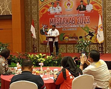 Ketua Harian KONI Kalteng berdiri di mimbar pada Musyawarah Olahraga Kabupaten Musorkab Kotawaringin Timur Sabtu 4 Februari 2023.