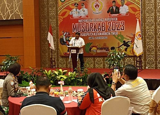 Ketua Harian KONI Kalteng berdiri di mimbar pada Musyawarah Olahraga Kabupaten Musorkab Kotawaringin Timur Sabtu 4 Februari 2023.