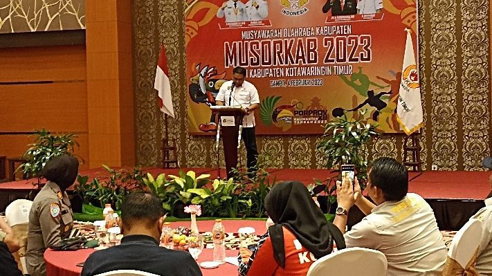 Ketua Harian KONI Kalteng berdiri di mimbar pada Musyawarah Olahraga Kabupaten Musorkab Kotawaringin Timur Sabtu 4 Februari 2023.