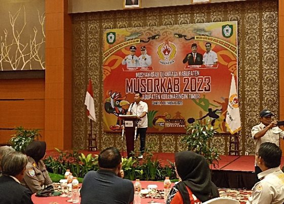 Ketua KONI Kotim Ahyar Umar berdiri di mimbar menyampaikan sambutan pada pembukaan Musorkab KONI Kotim Sabtu 4 Februari 2023.