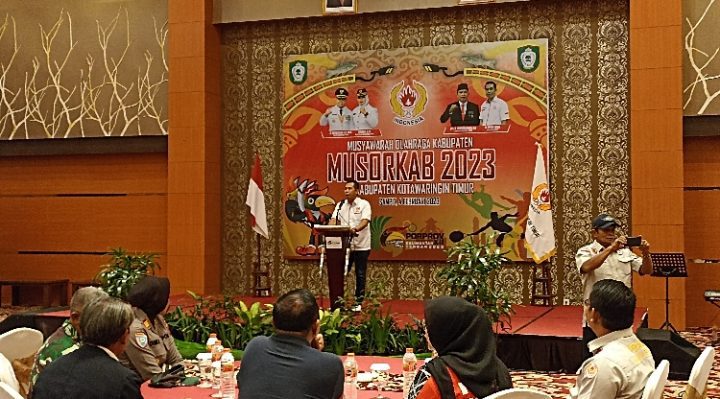Ketua KONI Kotim Ahyar Umar berdiri di mimbar menyampaikan sambutan pada pembukaan Musorkab KONI Kotim Sabtu 4 Februari 2023.