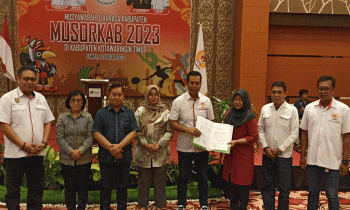 Ketua KONI Kotim periode 2023 2027 Ahyar Umar saat menandatangani sebuah dokumen pada pembukaan Musyawarah Olahraga Kabupaten Musorkab Kotawaringin Timur Sabtu 4 Februari 2023.