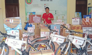 Ketua PGRI Kotim Suparmadi setelah mengawasi pengemasan bingkisan hadiah doorprize di Sekretariat PGRI Kotim Jalan A. Yani Sampit Sabtu 4 Februari 2023.
