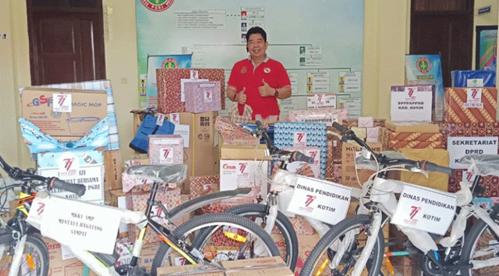Ketua PGRI Kotim Suparmadi setelah mengawasi pengemasan bingkisan hadiah doorprize di Sekretariat PGRI Kotim Jalan A. Yani Sampit Sabtu 4 Februari 2023.