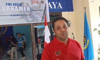 Ketua PWI Kalteng Haris Sadikin baju merah saat pembukaan turnamen E Sport di PWI Kotim Jalan A