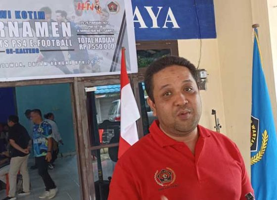 Ketua PWI Kalteng Haris Sadikin baju merah saat pembukaan turnamen E Sport di PWI Kotim Jalan A