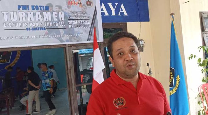 Ketua PWI Kalteng Haris Sadikin baju merah saat pembukaan turnamen E Sport di PWI Kotim Jalan A