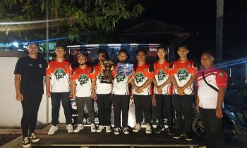 Ketua Pelaksanan Turnamen Hope Place Dani Julianto satu kiri dan Ahmad Hakim Perwakilan ESI Kotim satu kanan berfoto bersama dengan Tim Juara 1