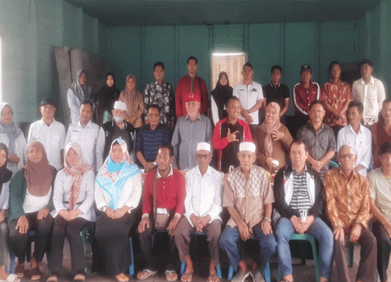 Ketua dan anggota DPRD Seruyan Dapil I saat menggelar pertemuan bersama warga Desa Tanjung Rangas saat kunjungan reses belum lama ini