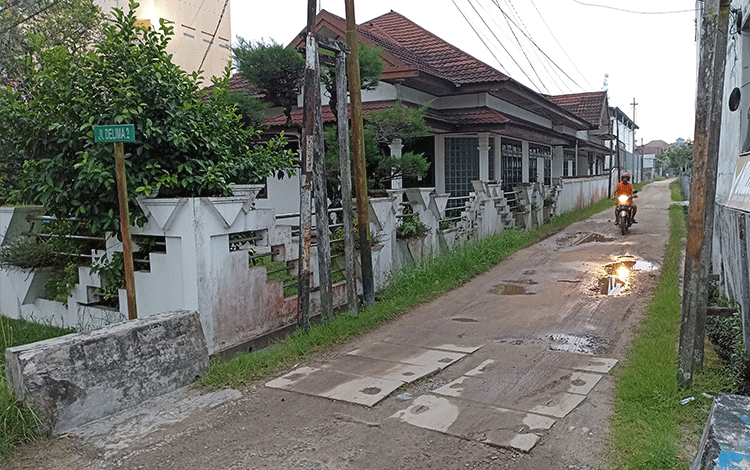 Sejumlah Jalan di Mentawa Baru Hilir Perlu Peningkatan