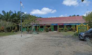 Kondisi halaman SDN 2 Sumber Makmur Kecamatan Mentaya Hilir Utara 30 November 2022.