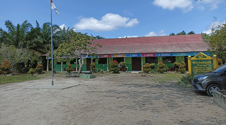 Kondisi halaman SDN 2 Sumber Makmur Kecamatan Mentaya Hilir Utara 30 November 2022.
