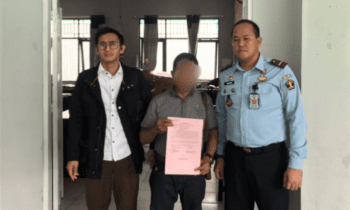 Mantan Camat Katingan Hulu Kabupaten Katingan diapit Kasi Pidsus Kejari Katingan Erfandy Rusdy Quilem dan seorang jaksa lainnya sebelum dieksekusi.