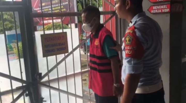 Mantan Kepala Bidang Prasarana dan Sarana Dinas Pertanian Pangan dan Perikanan Kabupaten Katingan Runai SP dieksekusi oleh Kejaksaan Negeri Katingan.