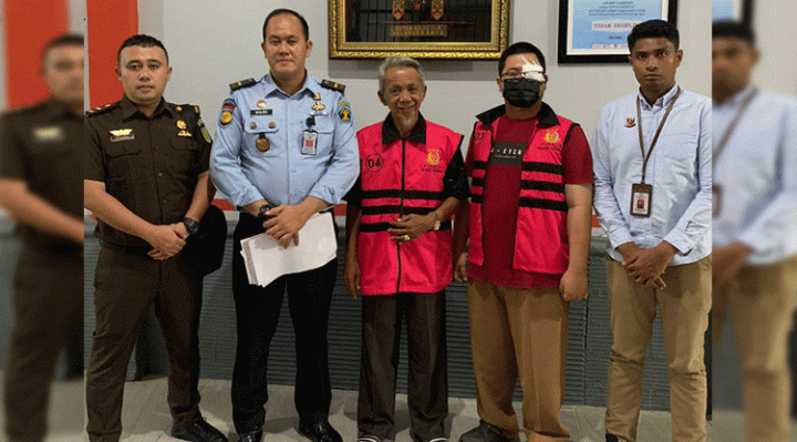 Mantan Plt Kadis Pendidikan Katingan JS dan mantan staf di kantor itu JA saat dilkukan penahanan oleh Kejaksaan Negeri Katingan.