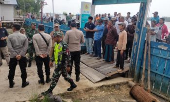Masyarakat berdemo di Kantor Ranting PLN Pagatan Kecamata Katingan Kuala Kabupaten Katingan Rabu 15 Februari 2023.
