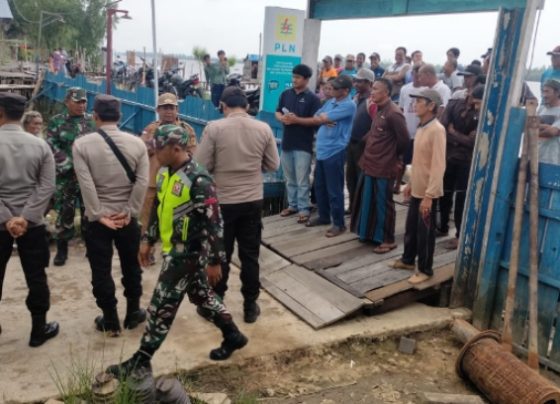 Masyarakat berdemo di Kantor Ranting PLN Pagatan Kecamata Katingan Kuala Kabupaten Katingan Rabu 15 Februari 2023.