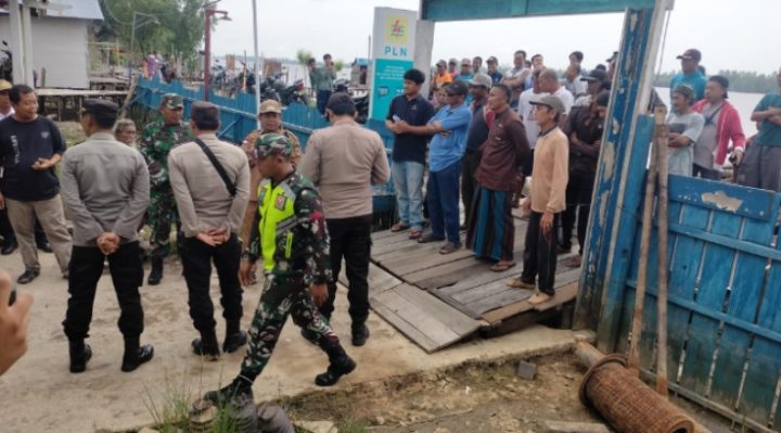 Masyarakat berdemo di Kantor Ranting PLN Pagatan Kecamata Katingan Kuala Kabupaten Katingan Rabu 15 Februari 2023.