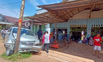 Mobil berpenumpang mabrak tiang listrik usai menghindari anak kecil menyebrang jalan Minggu 19 Februari 2023.