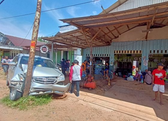 Mobil berpenumpang mabrak tiang listrik usai menghindari anak kecil menyebrang jalan Minggu 19 Februari 2023.