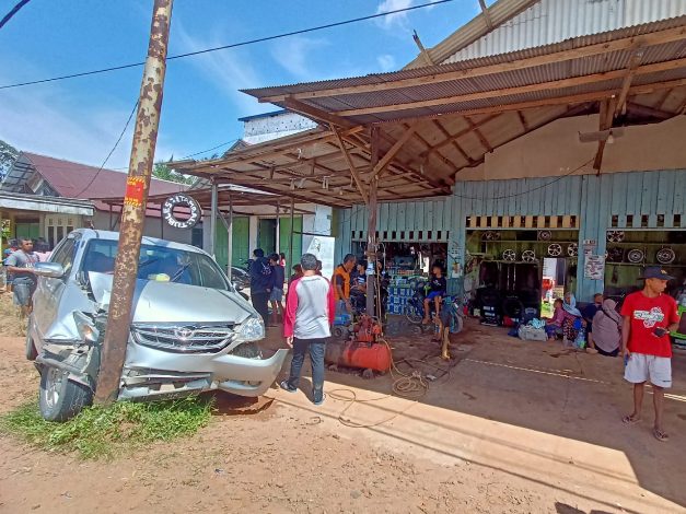 Banting Setir Hindari Anak Kecil, Mobil Tabrak Tiang Listrik di Sungai Paring