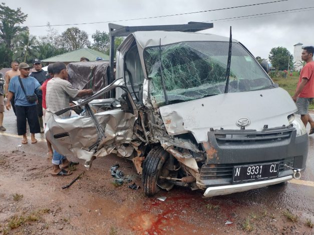 Pandangan Terhalang Hujan Deras, Dua Pikap Tabrakan di Desa Pelantaran