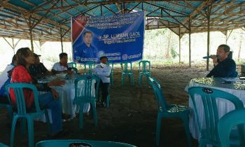 Momen saat Anggota DPRD Dapil I MB Ketapang merespons aduan warga soal pengelolaan sampah di Perumahan Citra Griya Sampit Rabu 15 Februari 2023.