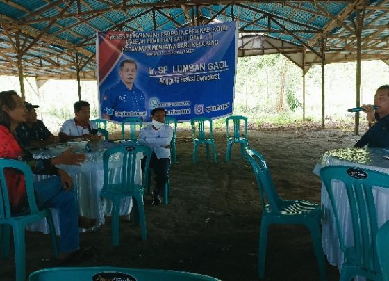 Momen saat Anggota DPRD Dapil I MB Ketapang merespons aduan warga soal pengelolaan sampah di Perumahan Citra Griya Sampit Rabu 15 Februari 2023.