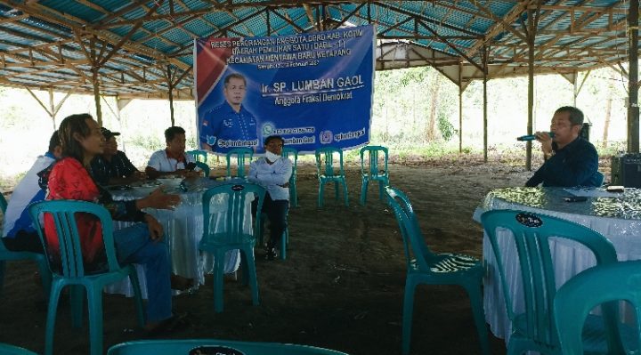 Momen saat Anggota DPRD Dapil I MB Ketapang merespons aduan warga soal pengelolaan sampah di Perumahan Citra Griya Sampit Rabu 15 Februari 2023.