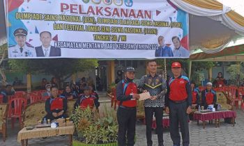 Momen saat Camat MB Ketapang Eddy Hidayat Setiadi baju batik memberikan sebuah seserahan kepada panitia O2SN FLS2N dan OSN di SDN 3 MB Hulu Sabtu 11 Februari 2023