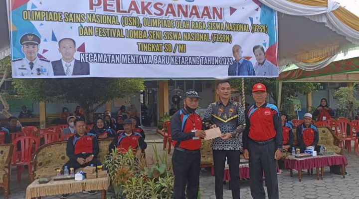 Momen saat Camat MB Ketapang Eddy Hidayat Setiadi baju batik memberikan sebuah seserahan kepada panitia O2SN FLS2N dan OSN di SDN 3 MB Hulu Sabtu 11 Februari 2023