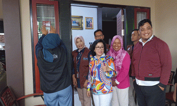 Momen saat Pantarlih menempelkan stiker tanda kediaman Ketua DPRD Kotim Rinie Anderson berbaju pola cerah telah dicoklit Selasa 14 Februari 2023.