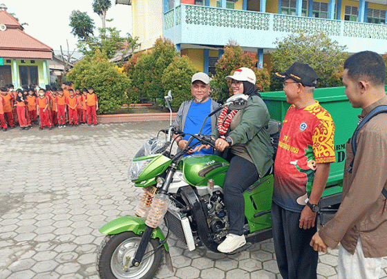 Momen saat Wabup Kotim Irawati menyerahkan bantuan motor roda tiga pengangkut sampah untuk SDN 3 MB Hulu Jumat 3 Februari 2023.