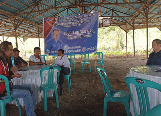 Momen saat anggota DPRD Dapil I MB Ketapang Sihol Parningotan Lumban Gaol mendengarkan aduan warga soal fasum dan fasos di Perumahan Citra Griya Sampit Rabu 15 Februari 2023.