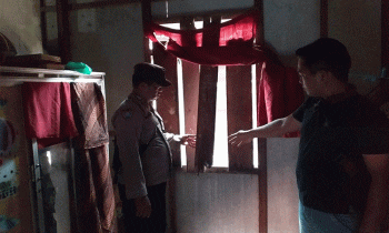 Papan jendela terlihat lepas tempat pelaku lari keluar setelah gagal mencoba memerkosa tetangganya.