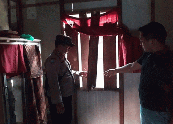 Papan jendela terlihat lepas tempat pelaku lari keluar setelah gagal mencoba memerkosa tetangganya.